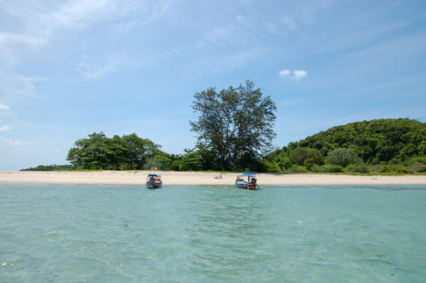 Fischerboote am Strand einer einsamen Insel in Thailand