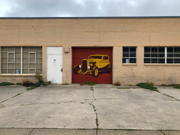 Stadturlaub in Memphis führt uns zu Street Art mit Oldtimer auf einem Garagentor