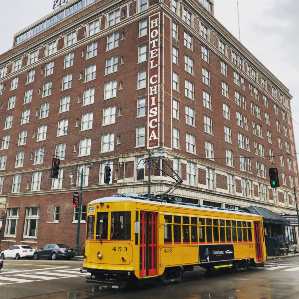 Straßenbahn vor dem Hotel Chisca beim Stadturlaub in Memphis