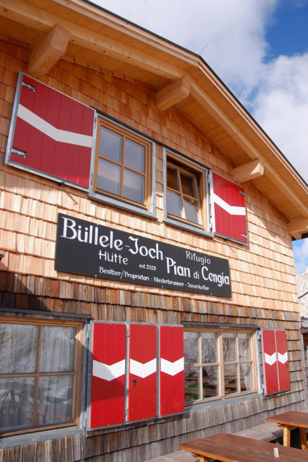 Die höchste Hütte Südtirols heißt Büllele-Joch-Hütte und liegt auf 2528 Metern