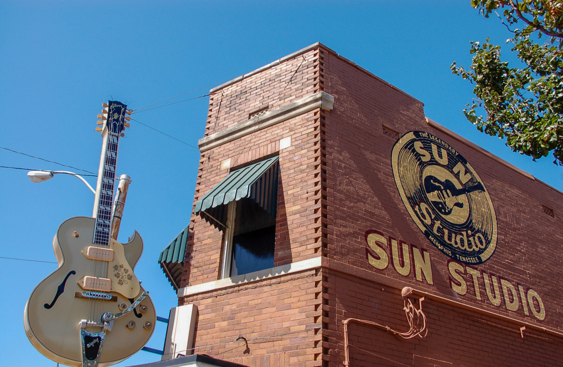 Außenaufnahme des Sun Studio in Memphis mit Gitarre und Schriftzug