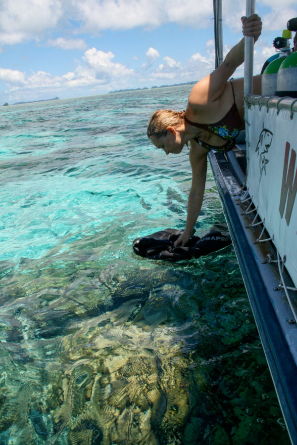 Taucherin wäscht ihr Equipment auf einem Boot von Sams Tours auf Palau