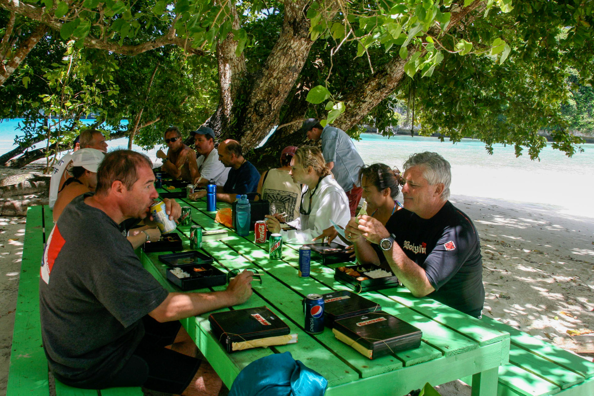 Picknick von Tauchern mit Sams Tours auf Palau