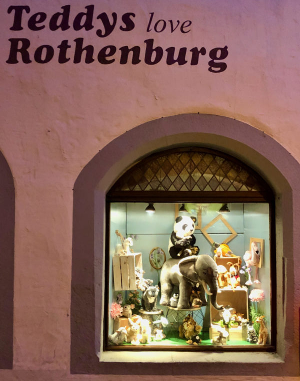 Schaufenster eines Fachgeschäfts für Teddybären in Rothenburg ob der Tauber
