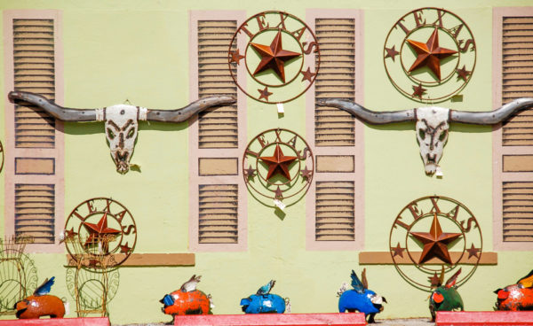 Stierköpfe und Blechschilder an der Fassade eines Antiqitätengeschäft in der texanischen Stadt Houston