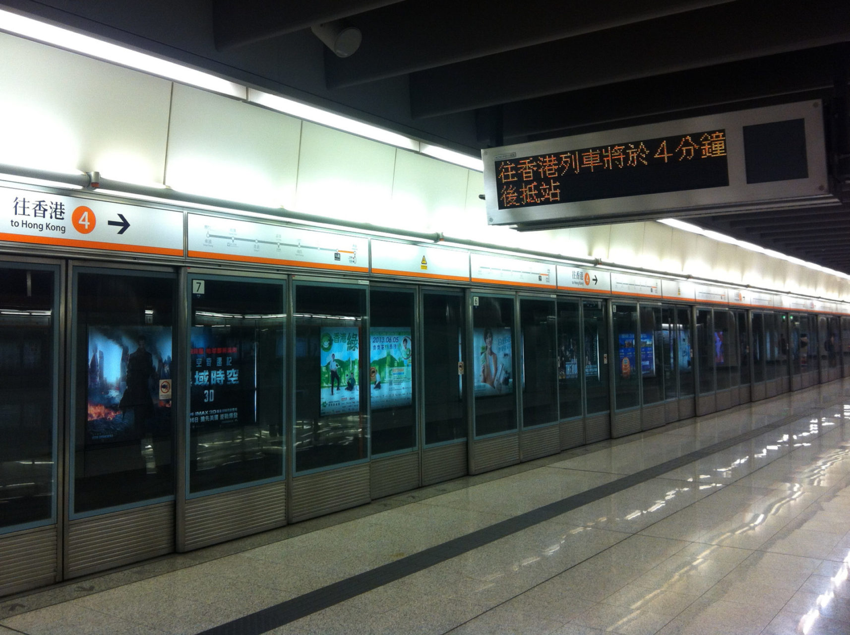 U-Bahnstation in Hongkonk ohne Menschen