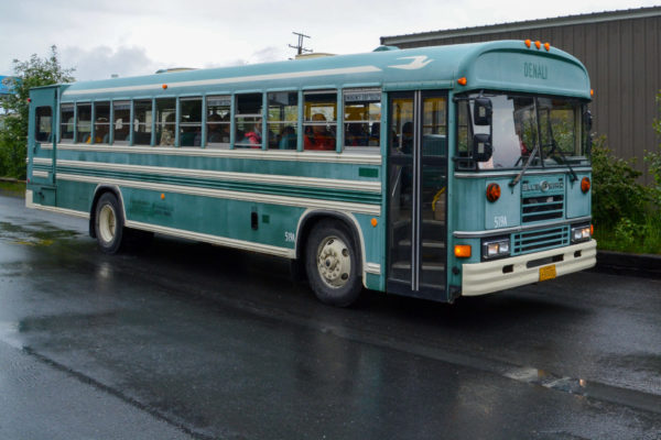 Vintage Reisebus bei Seward, Alaska