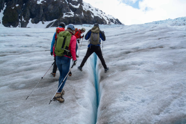 Wanderer über einer Gletscherspalte bei Seward