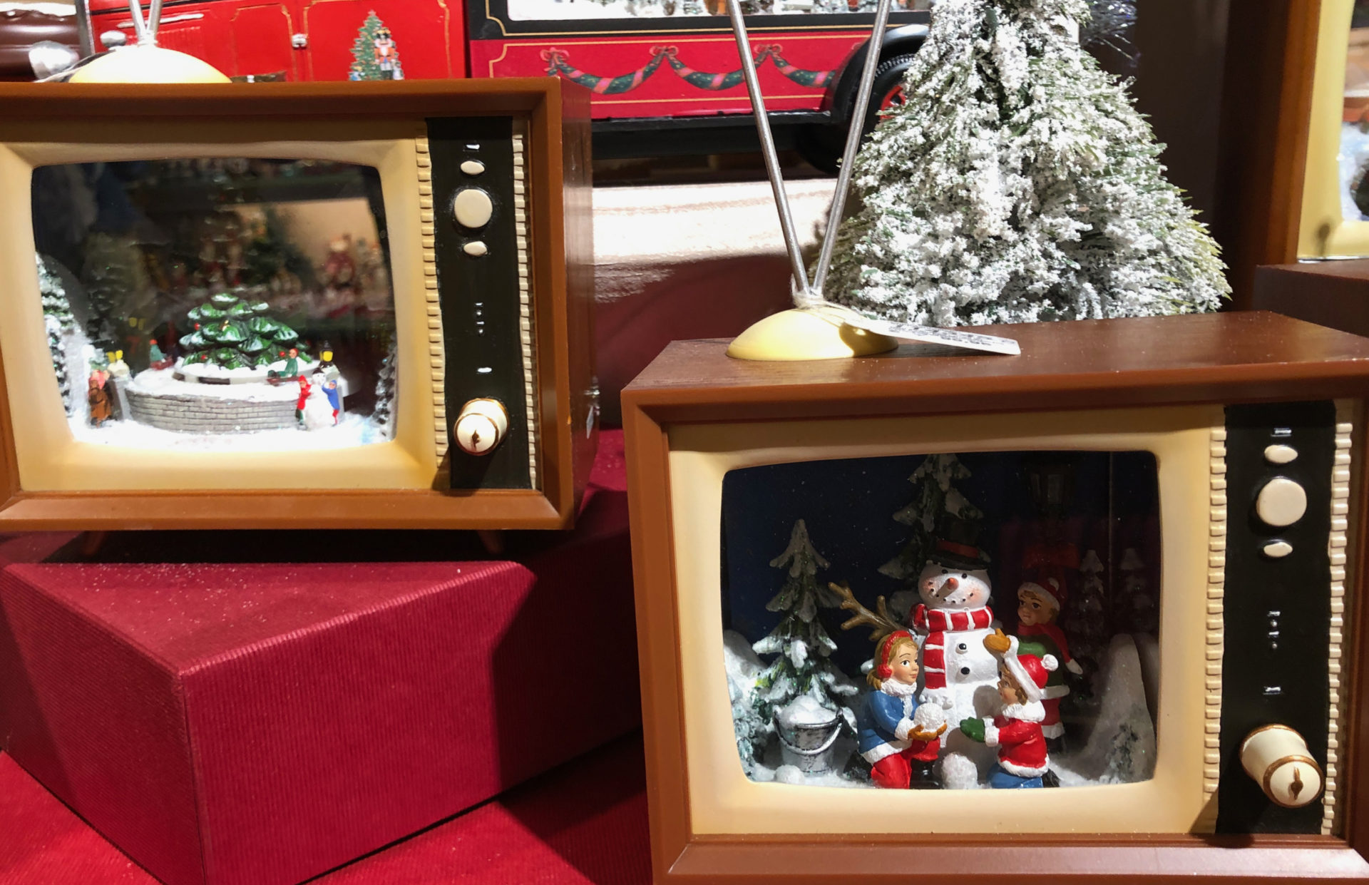 Weihnachsmänner und Tannen bei Käthe Kruse Geschäft in Rothenburg ob der Tauber