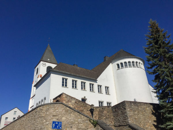 Weiße Kirche in Kall in der Eifel