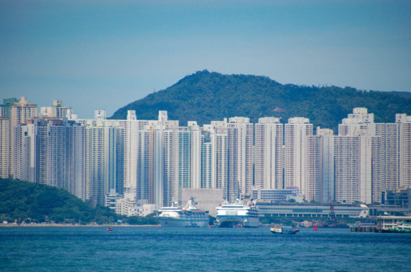 Wohnsilos und Kreuzfahrtschiffe in Hongkong
