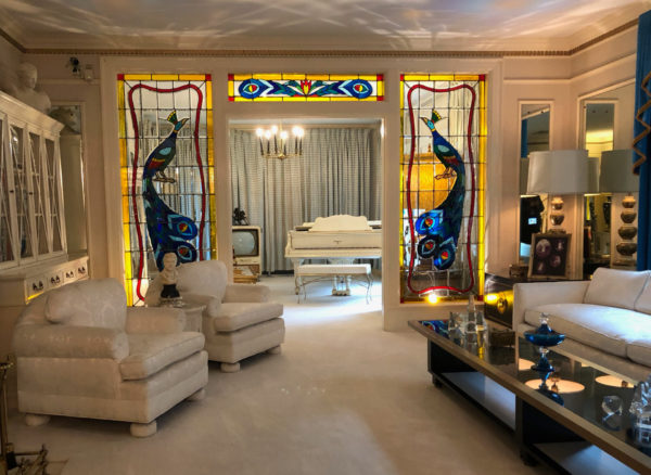 Wohnzimmer in Graceland mit Sofas und Bleiglas