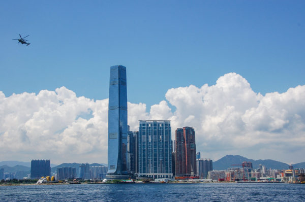 Der Wolkenkratzer in Hongkong, in dem mit dem Ritz Carlton das höchste Hotel der Welt untergebracht ist
