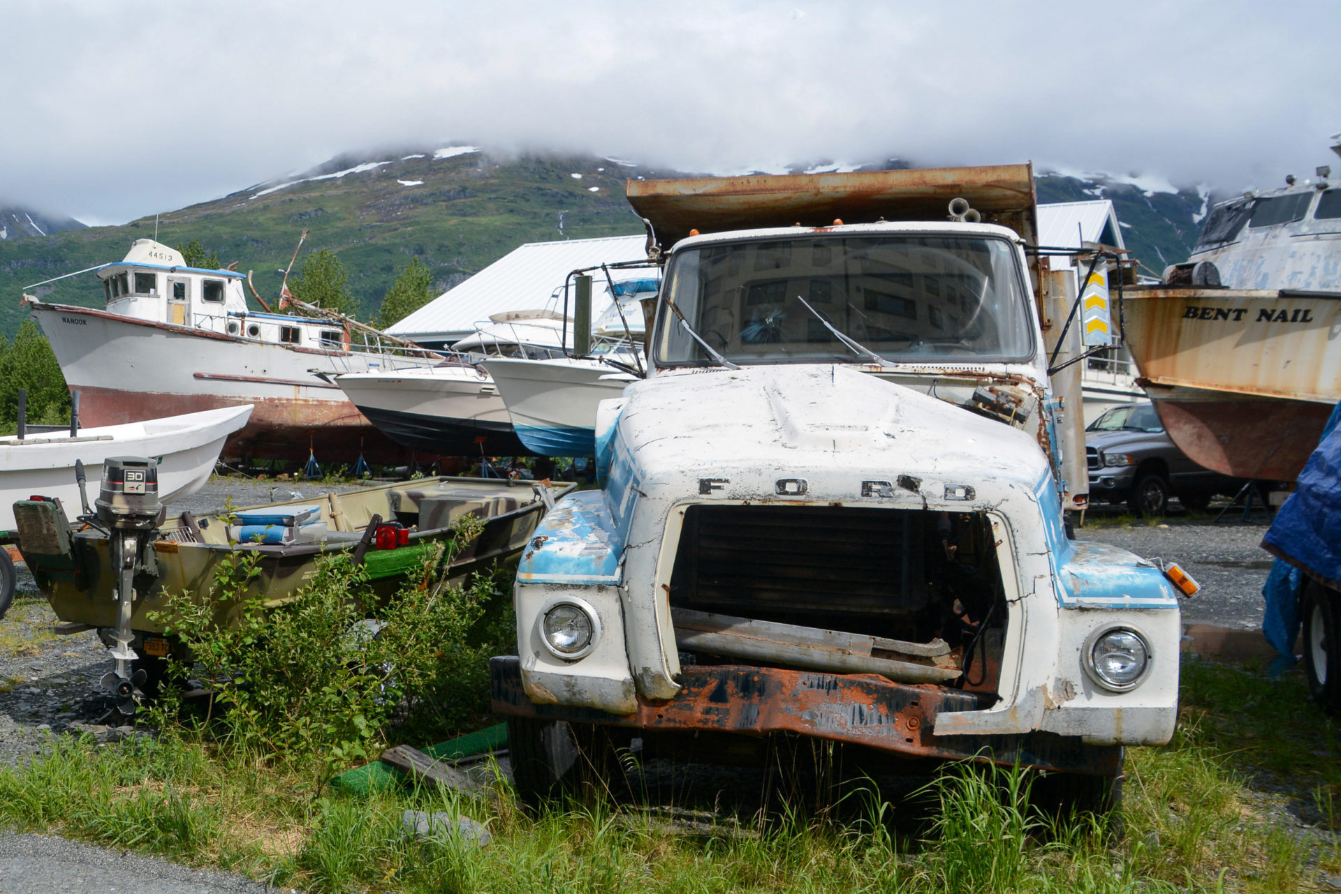 Wracks von altem Ford Pickup mit Schiffen in Whittier, Alaska