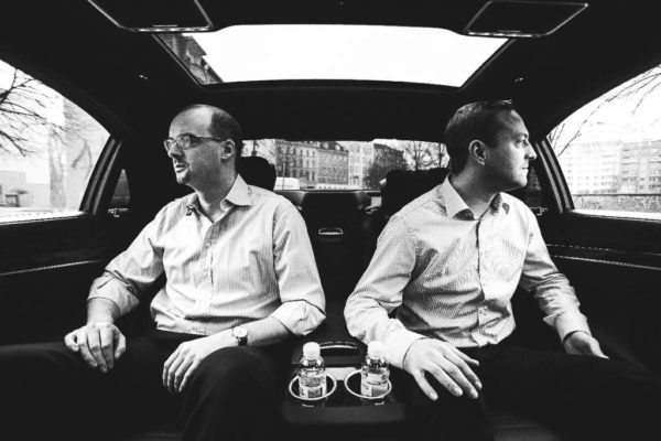 Geschäftsführer Jens Wohltorf und Frank Steuer in Limousine von Blacklane (2014)