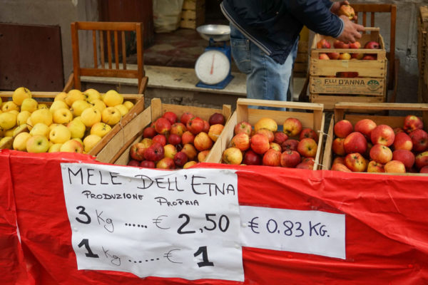 Äpfel auf einem Markt in Süditalien