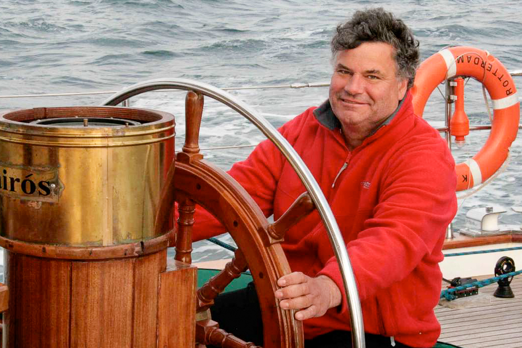 Andreas Steidle-Sailer am Steuer der Kairós beim Segeltörn durch die Liparischen Inseln