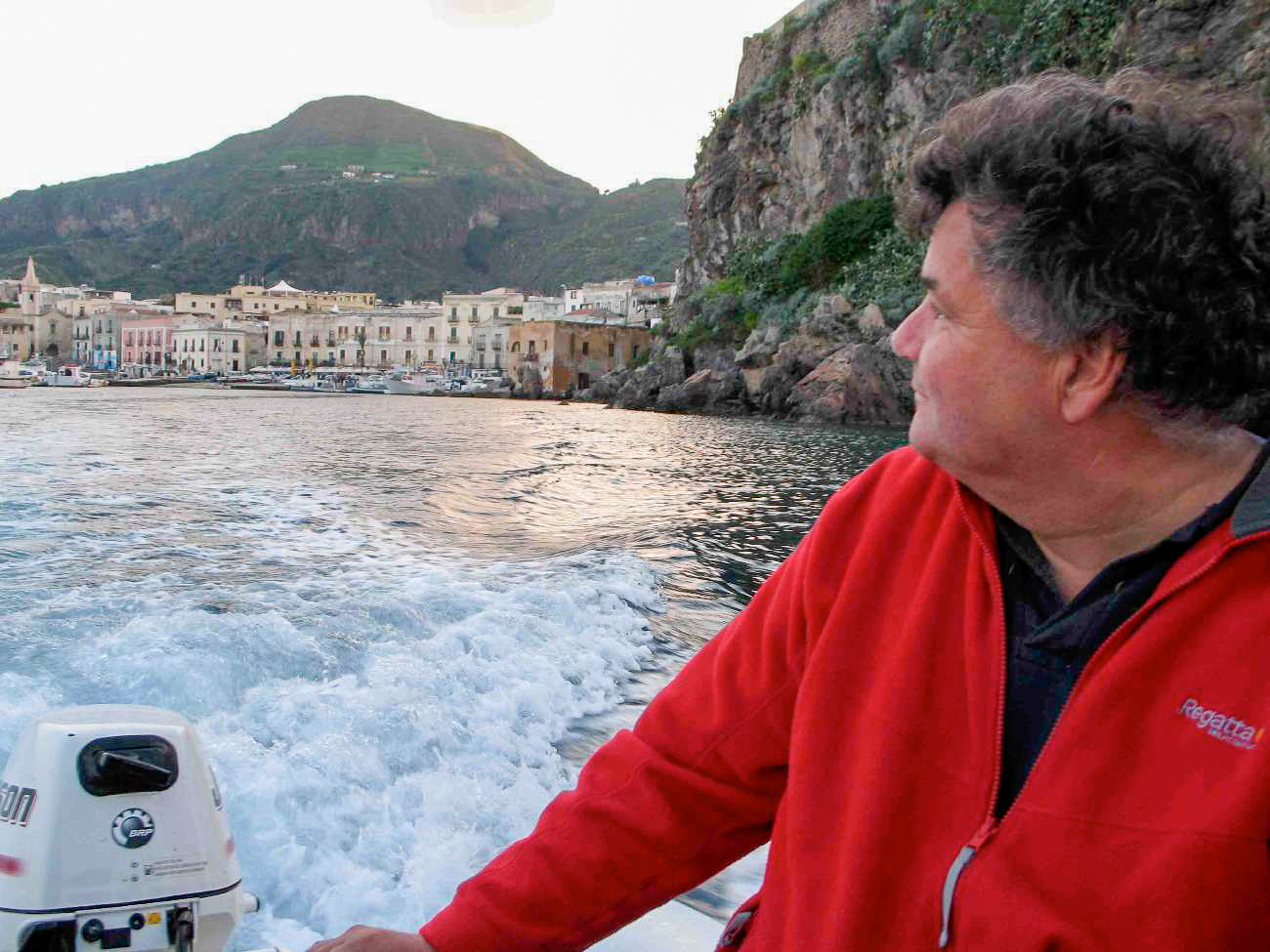 Andreas Steidle-Seiler am Ruder eines Beibootes beim Besuch einer Liparischen Insel