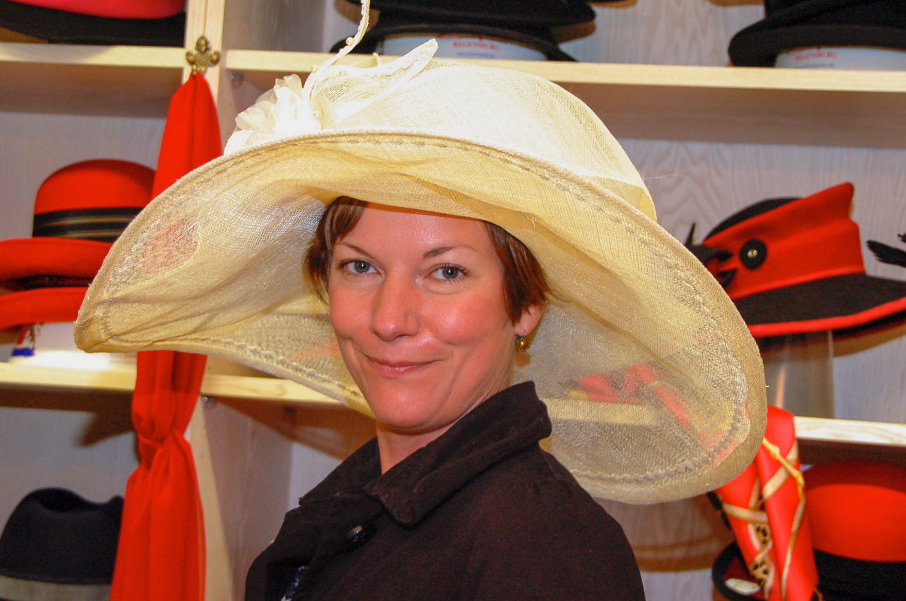 Hübsche Frau mit großem Hut bei Regensburger Hutmacher