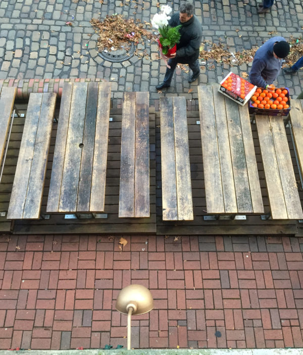 Aufbau auf dem Fischmarkt in Hamburg mit zwei Kisten Orangen von oben