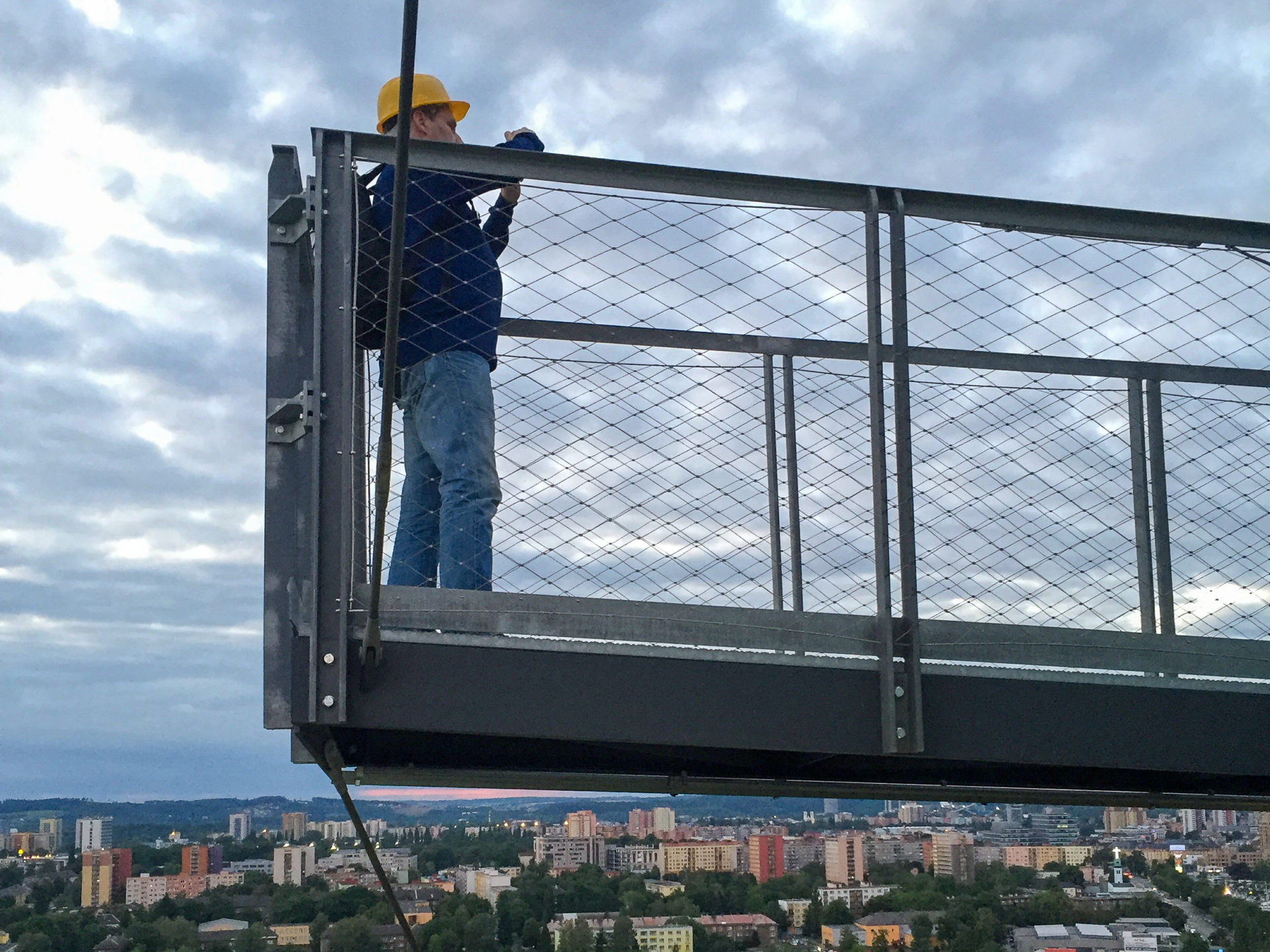 Mann mit Helm auf Aussichtsplattform des Usain Bolt Tower in Ostrava