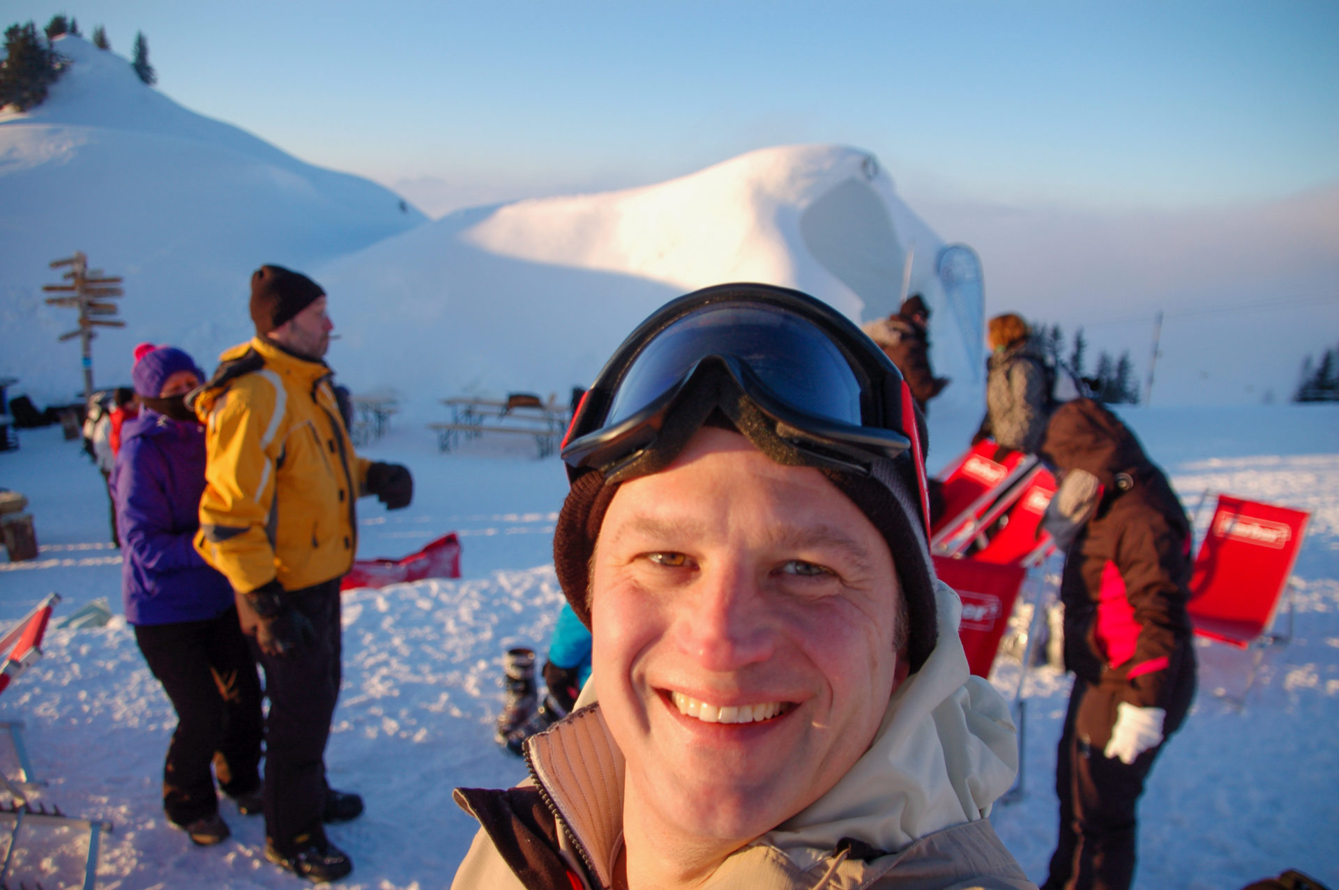 Autor Ralf vor dem Eishotel in den Schweizer Bergen