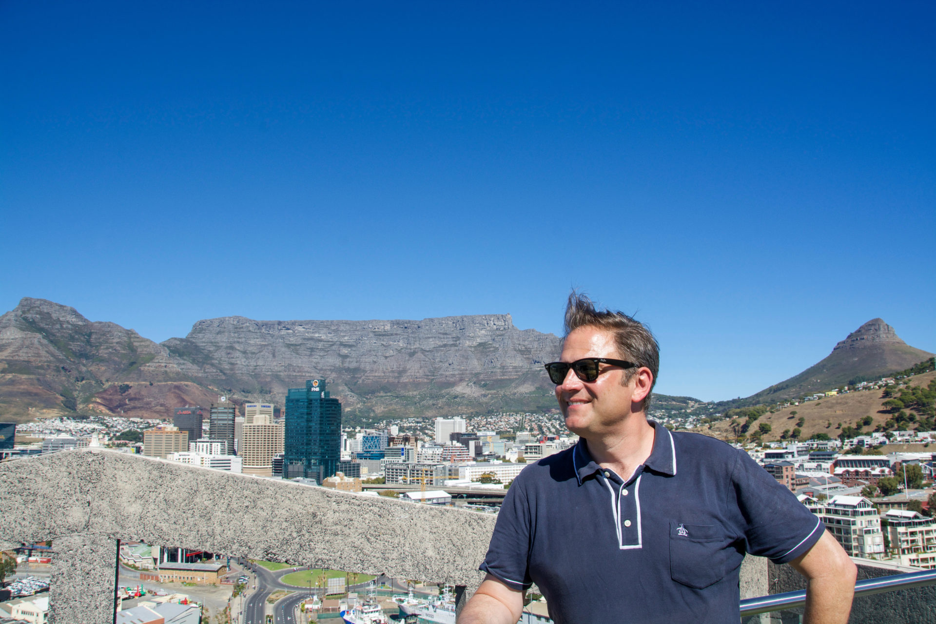 Autor Ralf Johnen auf dem Dach des The Silo in Kapstadt vor dem Tafelberg