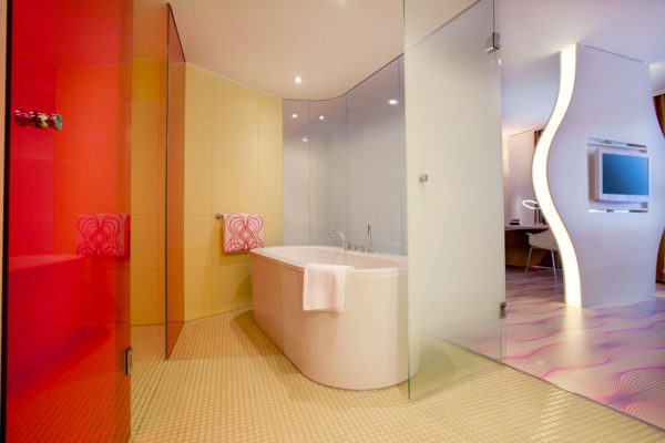 Freistehende Badewanne im Badezimmer der Suite des Hotels Nhow