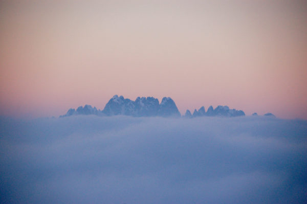 Bergspitzen ragen aus einem Wolkenteppich bei Gstaad hervor