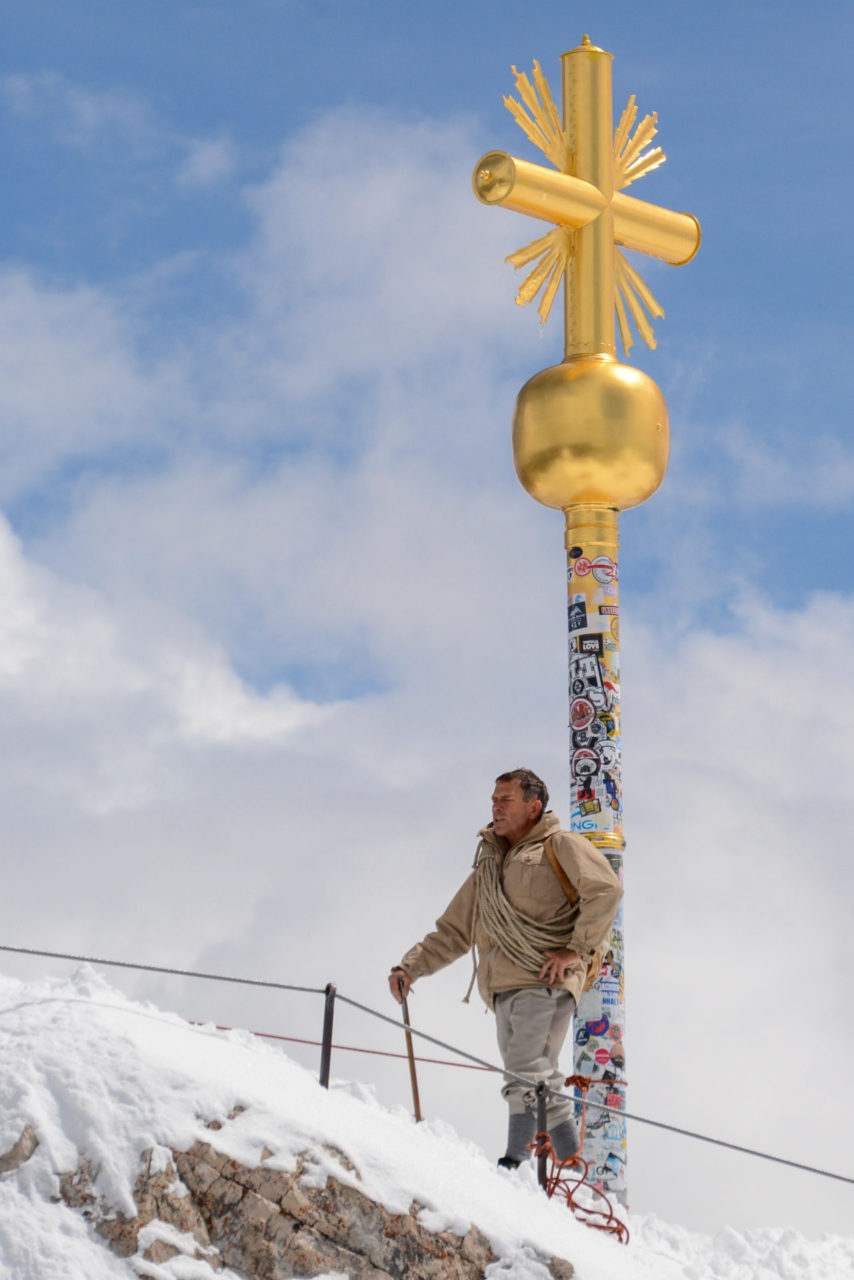 Der perfekte Tag auf der Zugspitze endet für viele erst vor dem goldenen Gipfelkreuz