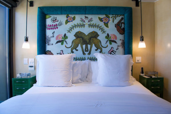 Bett in Hotel The Silo mit Geparden Kunstwerk als Rückenwand