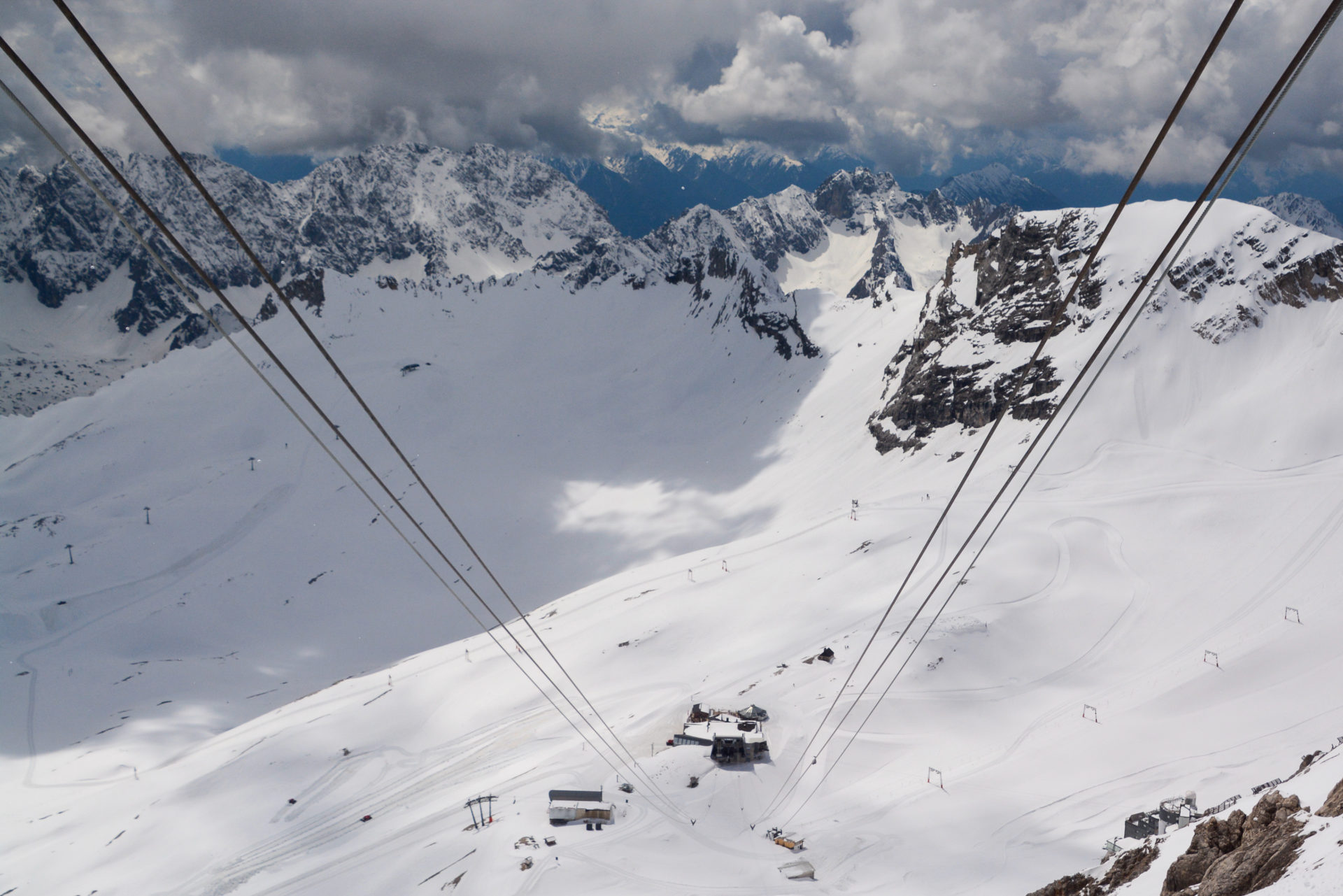 Seile der Gletscherbahn zur Zugspitze mit Blick aufs Tal und Alpengipfel