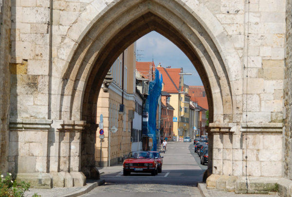 Blick durchs Stadttor in Regensburg