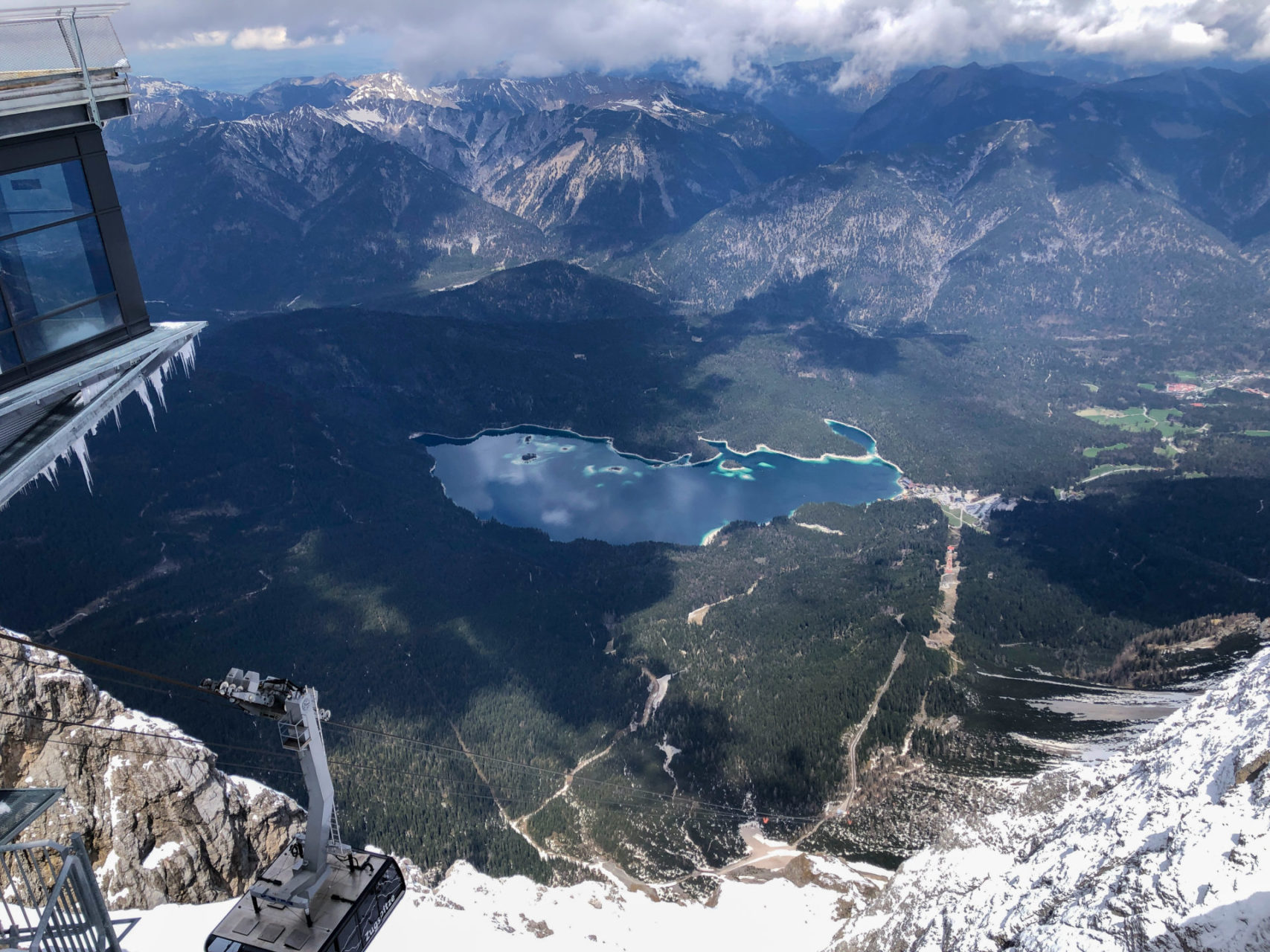 Blick vom Gipfel der Zugspitze auf den Eibsee mit Eiszapfen