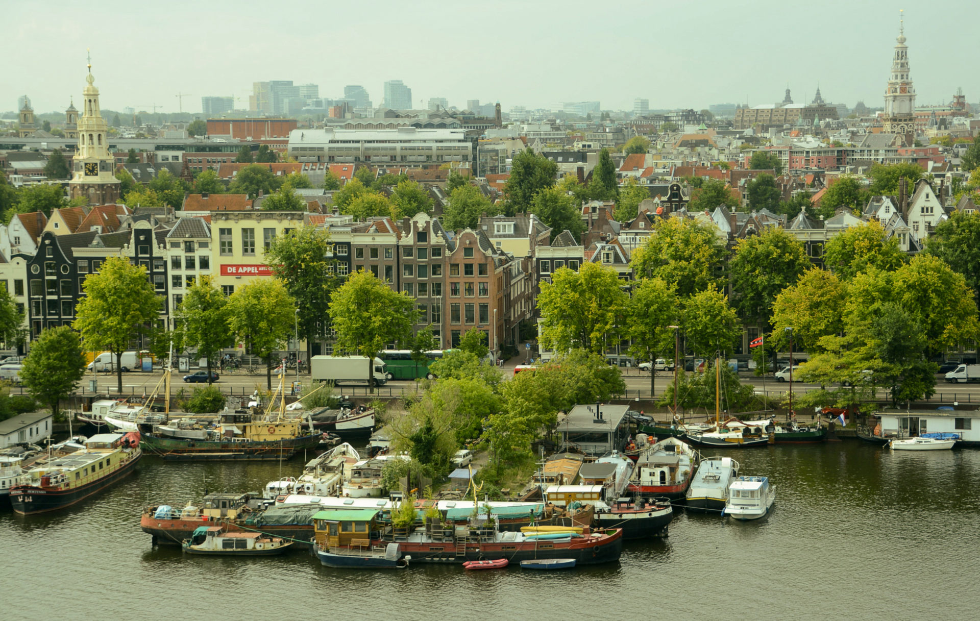 Blick auf das historische Amsterdam von der Terrasse der öffentlichen Bibliothek OBA