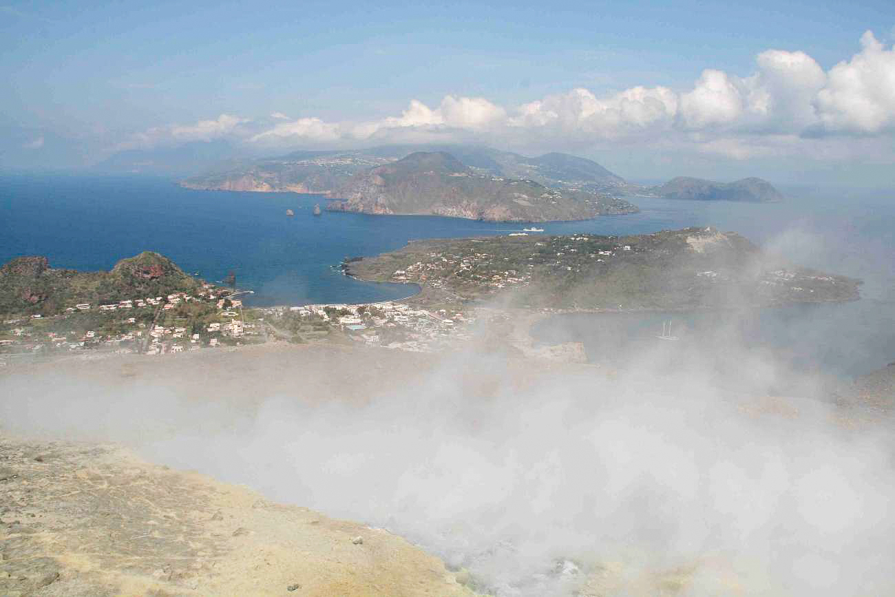 Nebelschwaden auf dem Vulcano mit Blick auf die Liparischen Inseln
