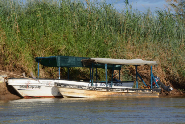 Eine Flusssafari gehört zum Programm im Jimbiza-Camp in Tansania