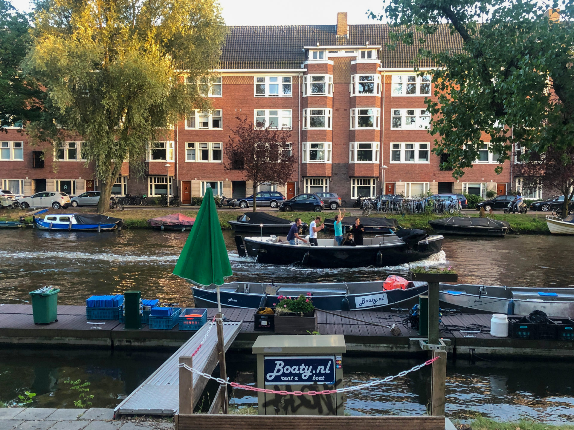 Bootverleih im Amsterdamer Viertel De Pijp weit jenseits der touristischen Innenstadt