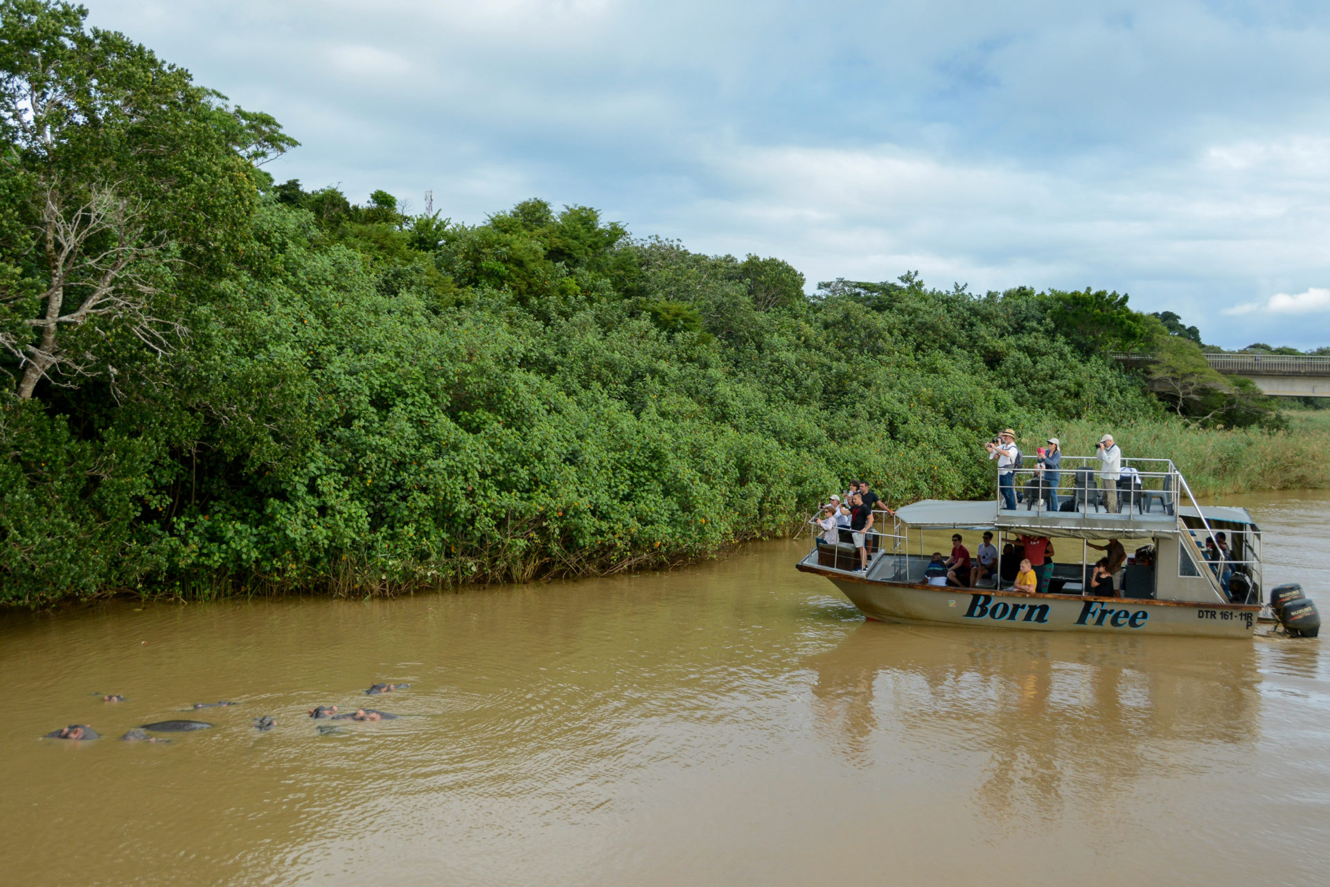 Ausflugsboot mit Touristen bei der Flusspferd-Safari im iSinmangaliso Wetland Park