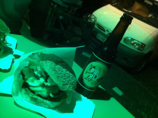 Flasche IPA mit Burger auf einer Motorhaube in Berlin