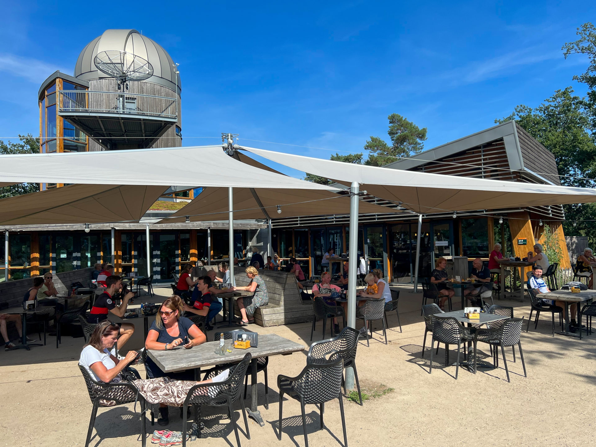 Gäste im Café des Besucherzentrums im Nationalpark Sallandse Heuvelrug in den Niederlanden