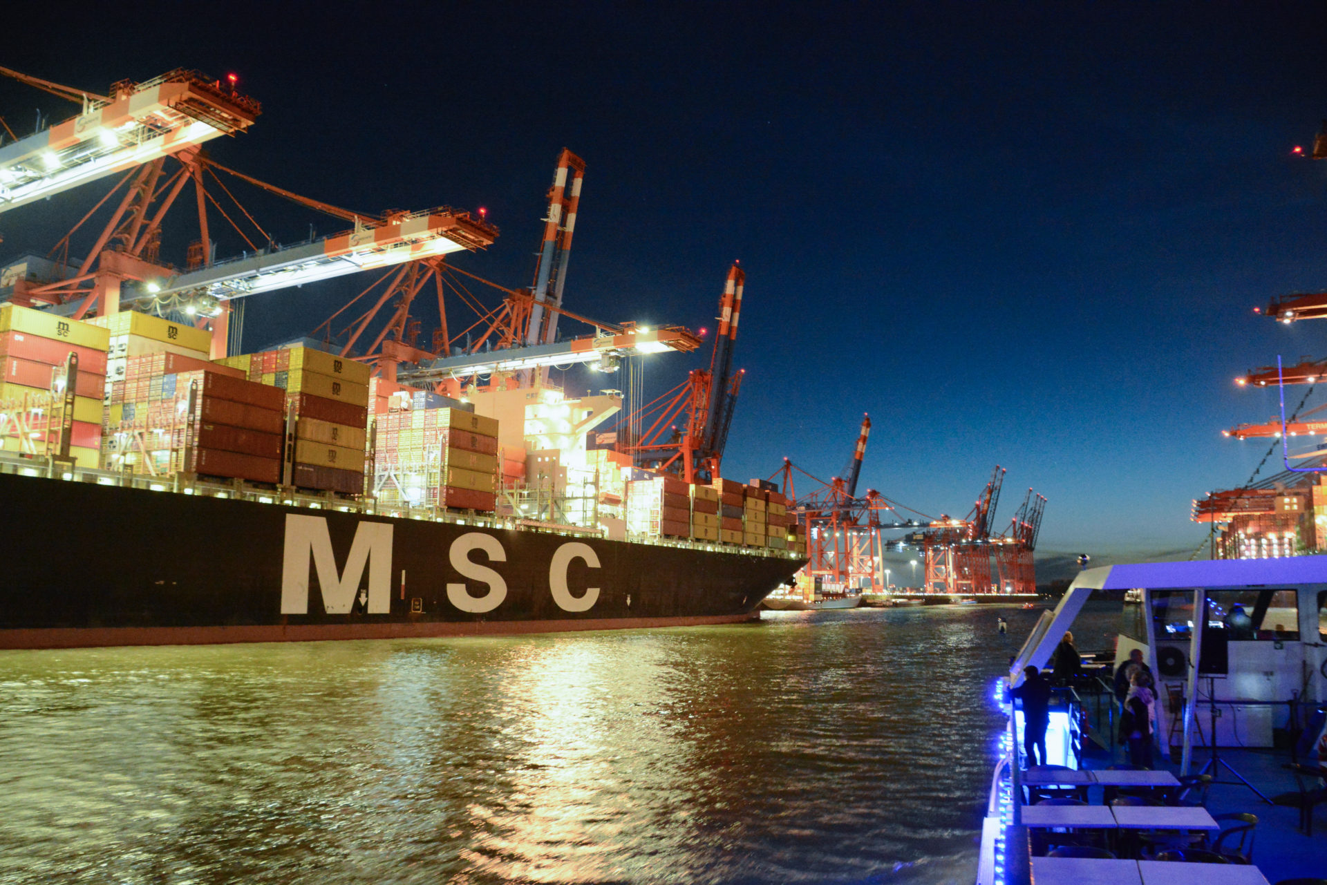 Containerschiff von MSC mit Ausflugsboot im Hamburger Hafen