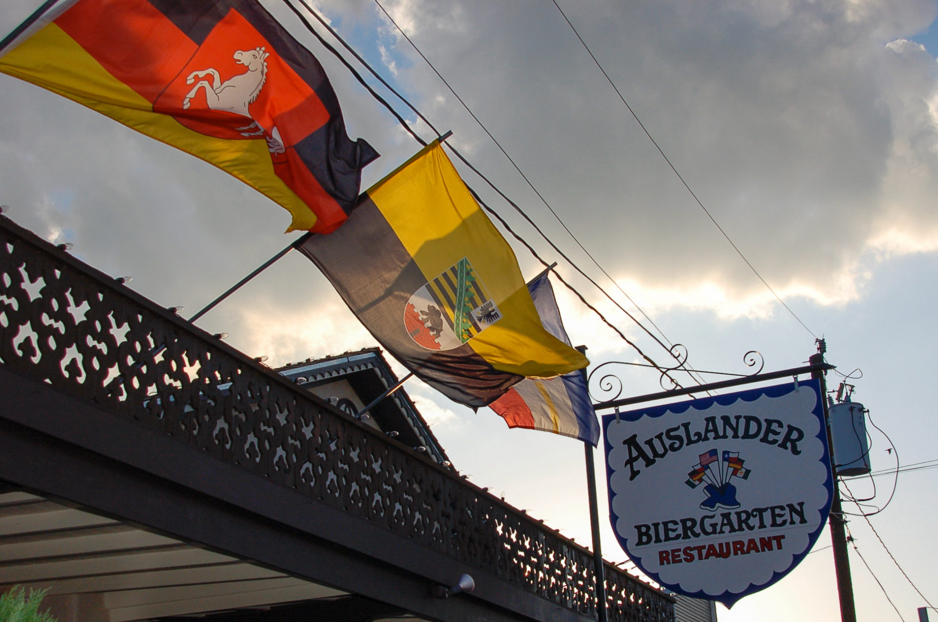 Schild und Beflaggung am Auslander Biergarten in Fredericksburg