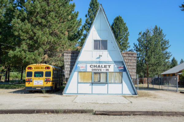 Dreieckiges Haus mit Schulbus in Idaho