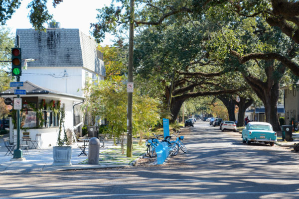 Virginia-Eichen spannen sich über Bayou Road in New Orleans