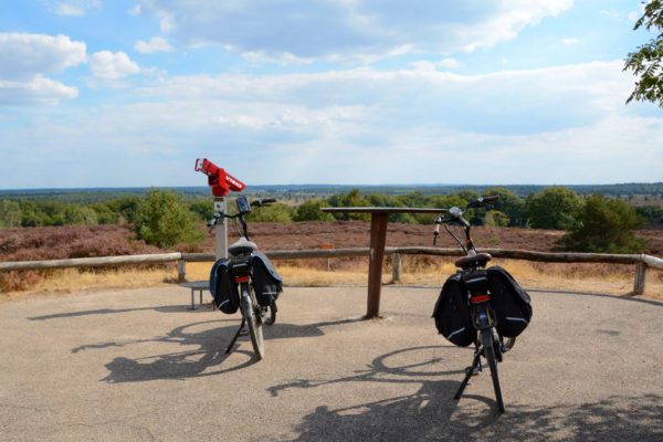 Zwei Fahrräder beim Aussichtspunkt, der einen Blick über die größte Heide der Niederlande gestattet