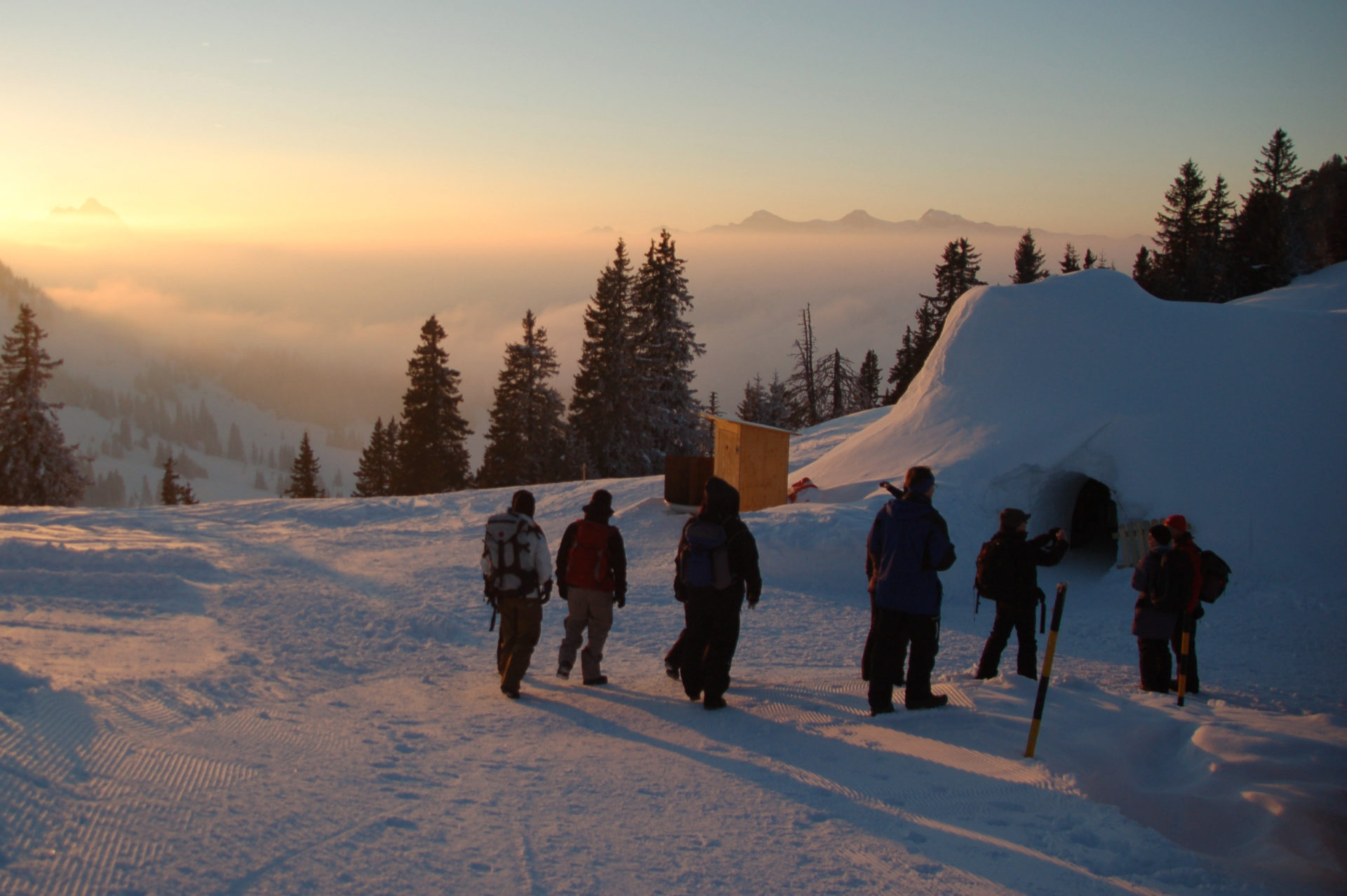 Wanderer kehren zurück zum Iglu hoch über dem glamourösen Wintersportort Gstaad