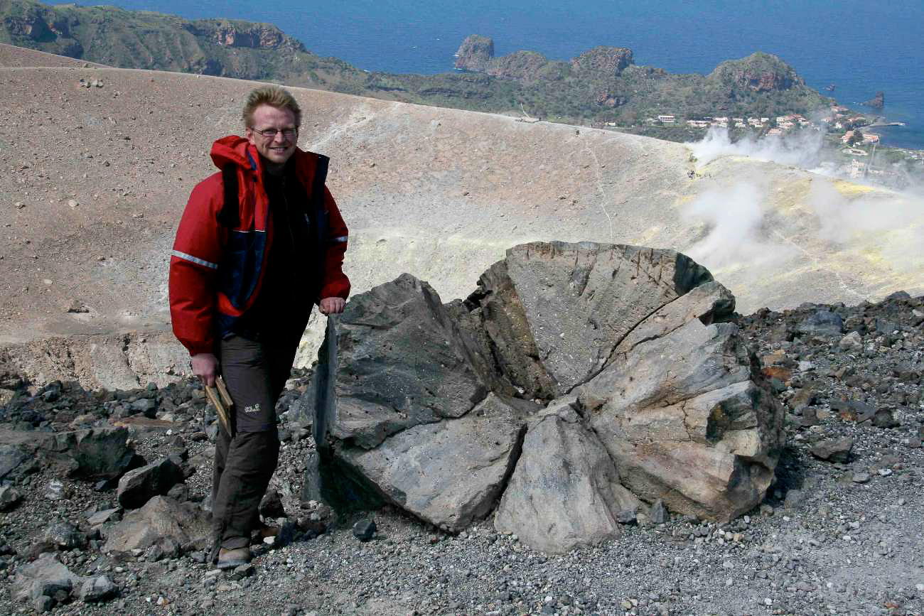 Geologe Danny Schaffert am Rande des Vulkans Vulcano in Italien