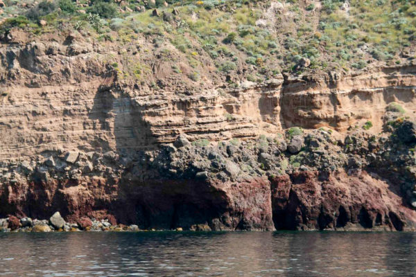 Vulkanische Gesteinsschichten in der Liparischen Inselwelt