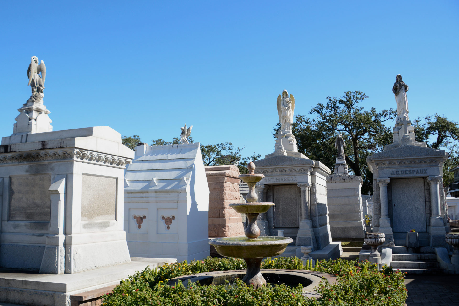 Grabsteine und Musoleen auf dem Friedhof St. Louis 3 in New Orleans